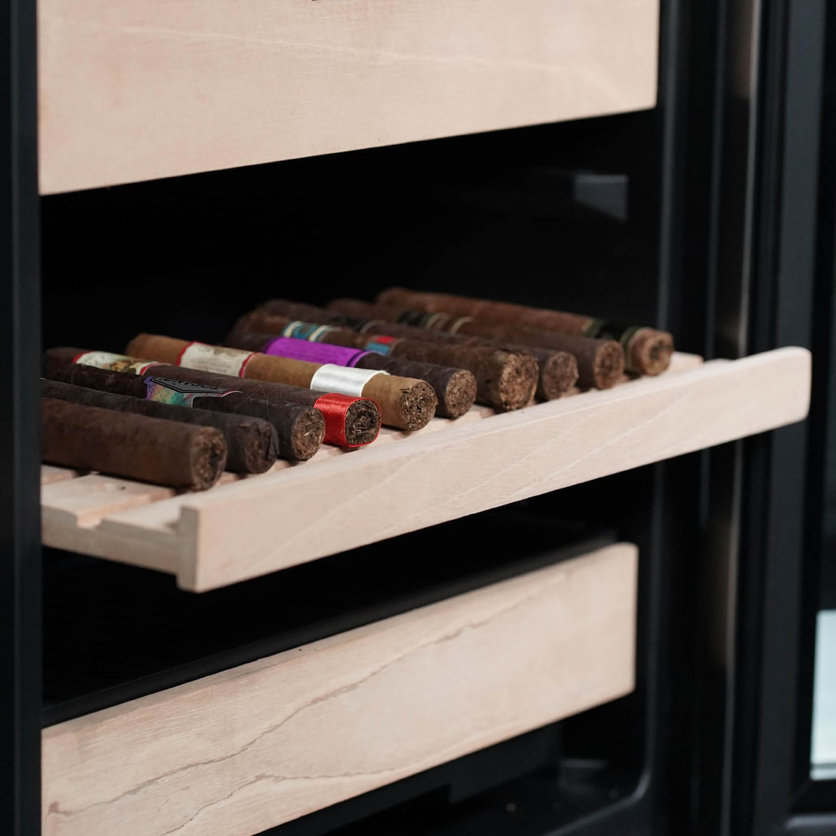 Whynter HUMIDOR Whynter Cigar Cooler Humidor 4.2 cu. ft. | 400 Cigars