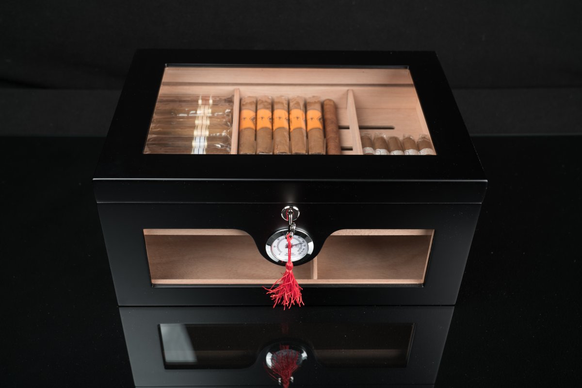 Cigar humidor