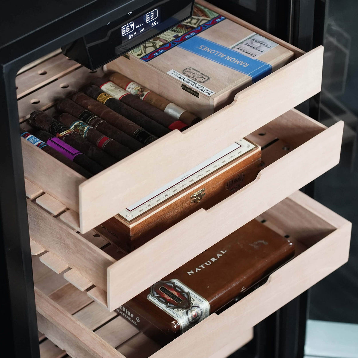 Whynter HUMIDOR Whynter Cigar Cooler Humidor 4.2 cu. ft. | 400 Cigars